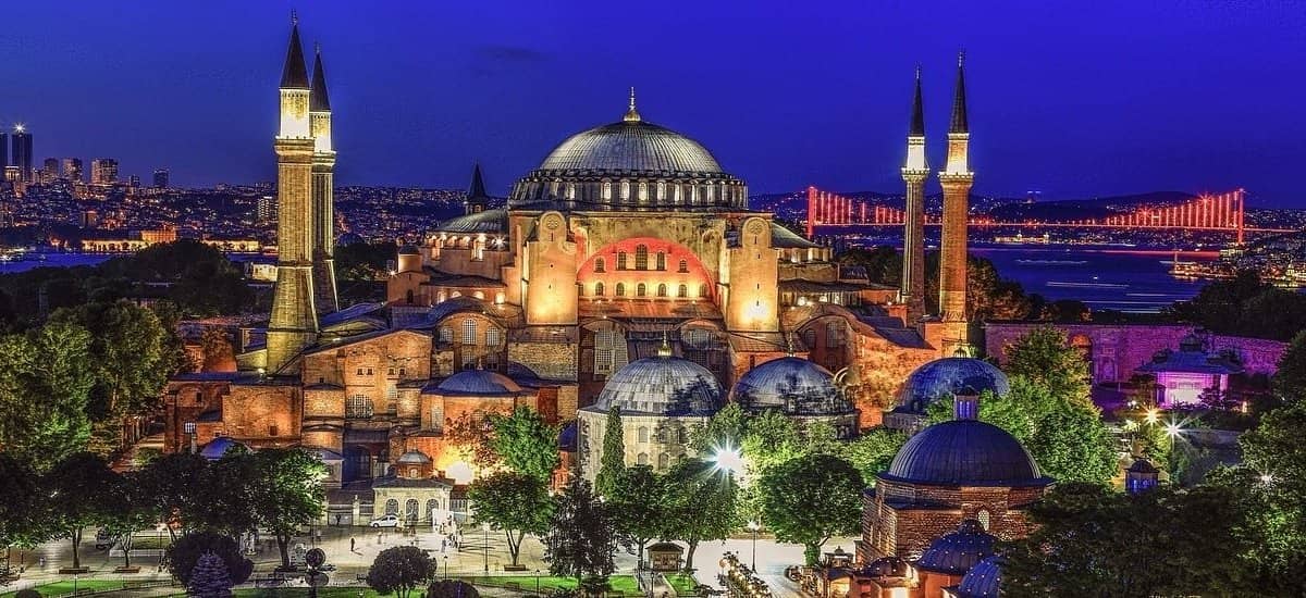 Ayasofya'yı Ziyaret Etmeden İstanbul'u Gezmiş Sayılmazsınız!